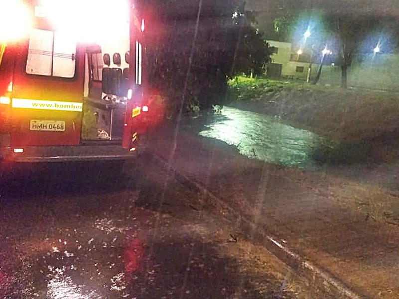 /17694naregiao191218_bombeiros-monitoram-rio-guaxupe-chuva-forte.png