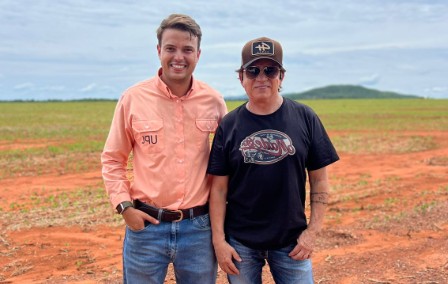 Cantor Chitãozinho estreia no cultivo de soja em Goiás